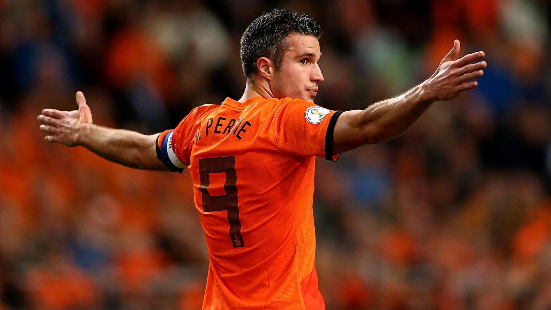 9岁滑板选手马泽尔在亚运村收集纪念徽章，称赞冰激凌美味。