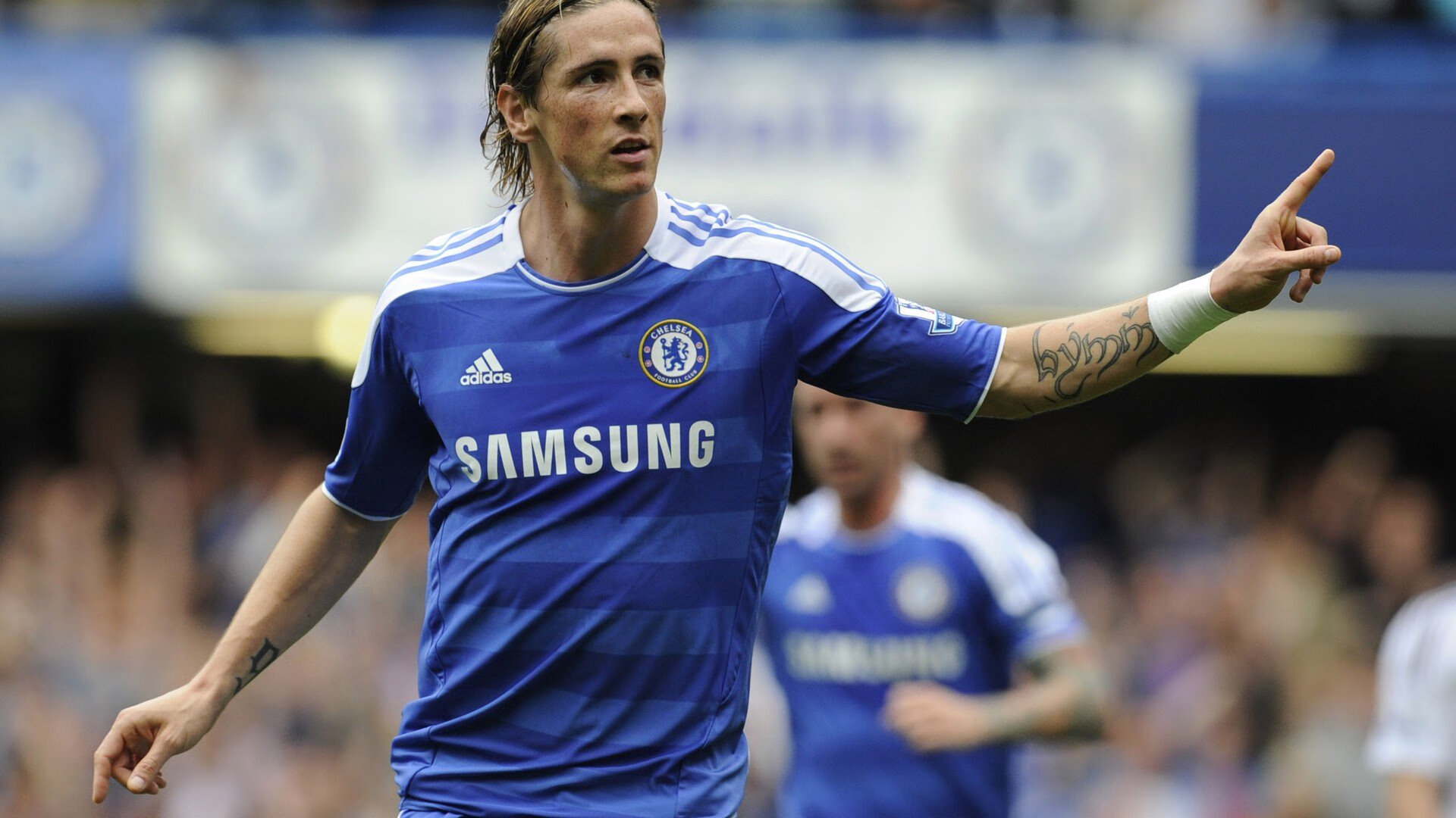 德甲狂战，比分4-3，比赛中明星前锋两球，关键数据：角球12个，传球成功率85%