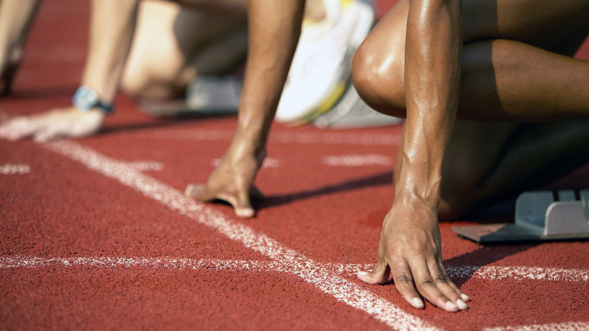 精彩纷呈的比赛中球队们各显神通，角逐激烈，比赛现场精彩纷呈